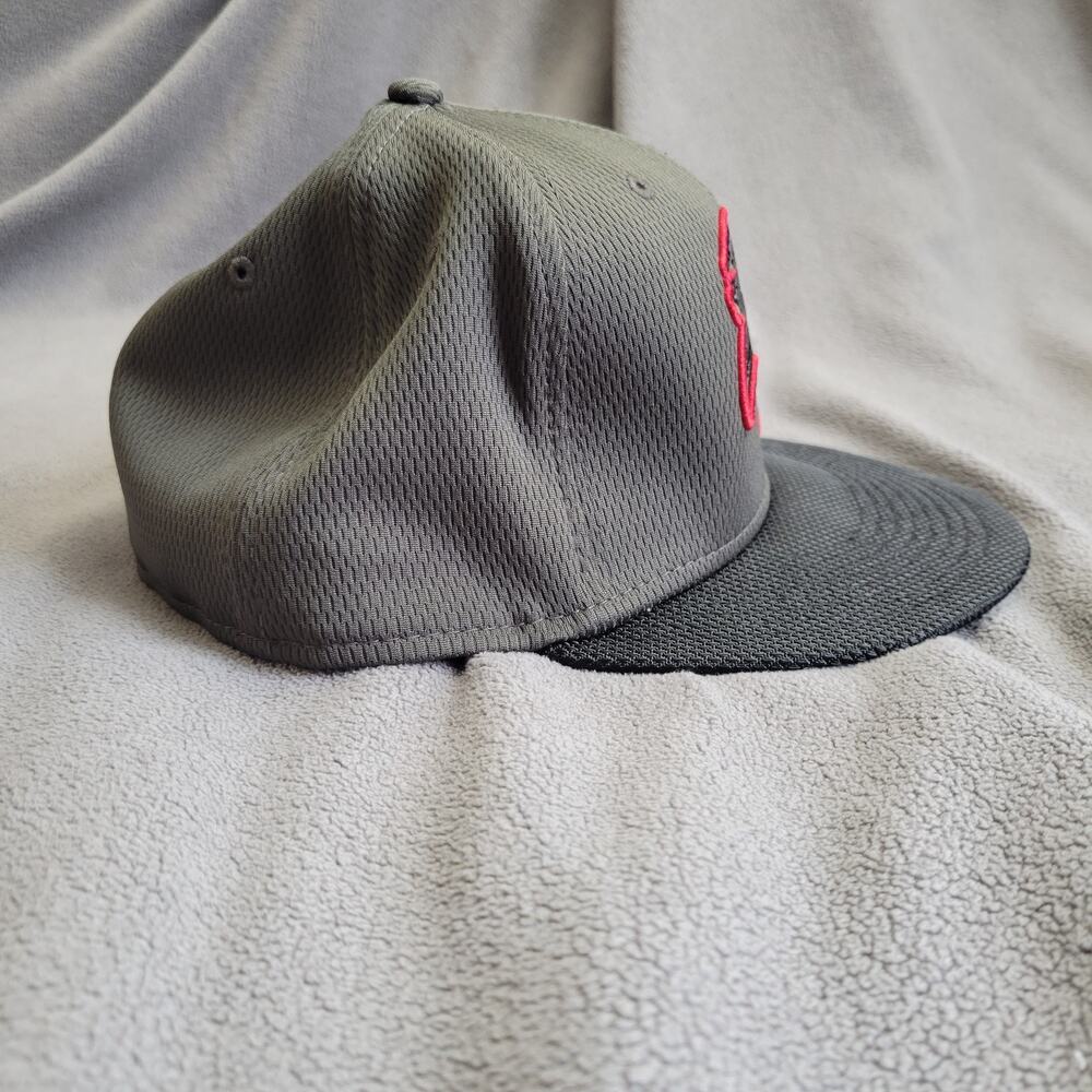 TAMPA BAY BUCCANEERS Hat Cap Fitted Gun Metal Gray Embroidered Logo Red NFL - Picture 4 of 8